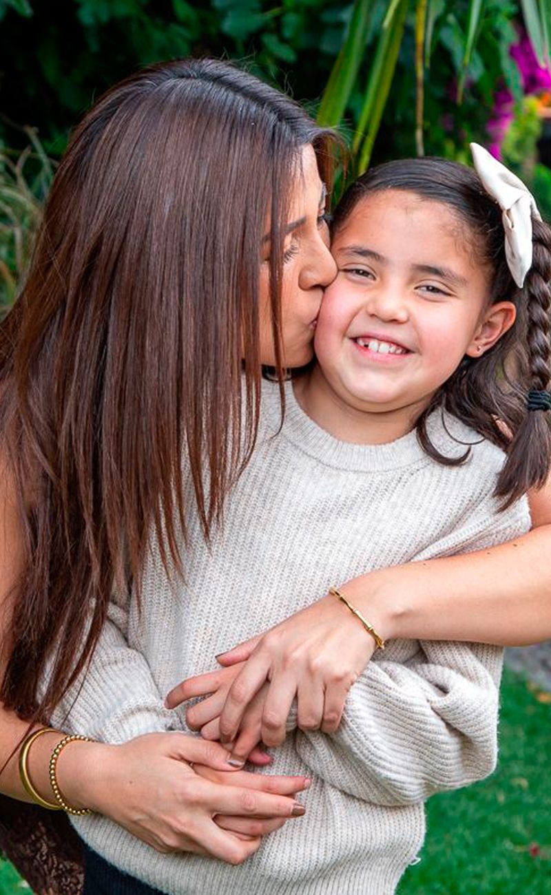 Mamá abrazando a su hija